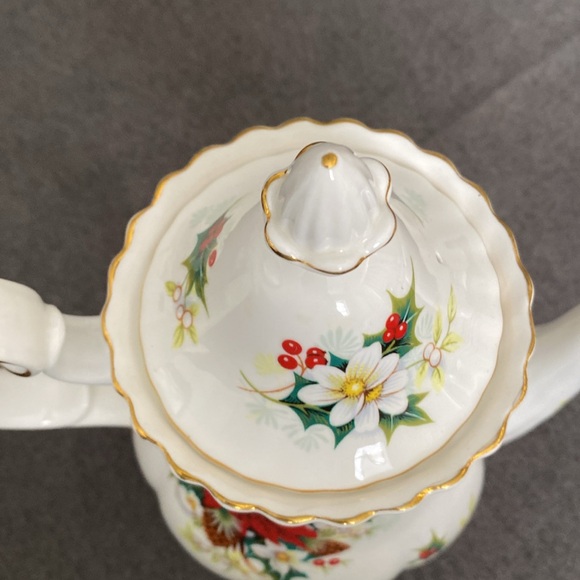 Collector’s Rare Royal Albert Poinsettia Holiday Christmas England Teapot - Picture 3 of 7